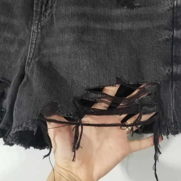 American Eagle NWT Distressed Highest Rise 90's Boyfriend Shorts. Size 2 / 26W. - Picture 3 of 11